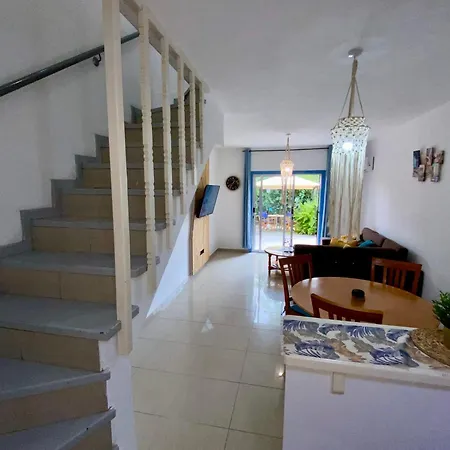 Seaside Two Bedroom Cosy Townhouse In Tourist Area Vakantiehuis Paphos