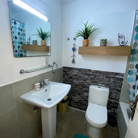 Seaside Two Bedroom Cosy Townhouse In Tourist Area Vakantiehuis *